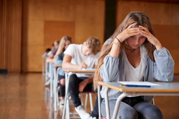 Estudiante adolescente ansioso